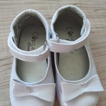 Št. 21 sandali beli