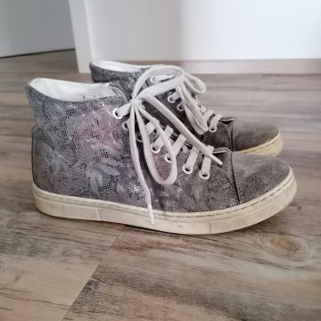 Usnjeni dekliški gležnjarji št. 36