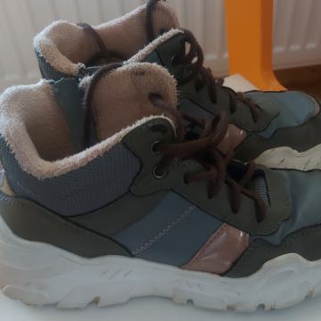 Zimski dekliški čevlji/gležnarji št. 34