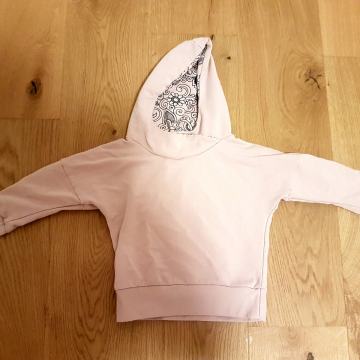 NOV unikaten pulover s kapuco 2-3