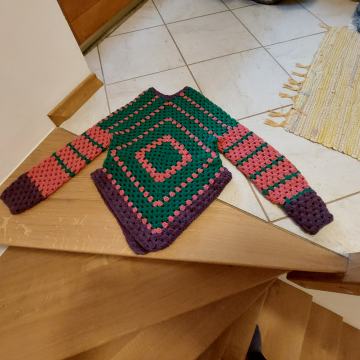 Ročno kvačkan modni pulover