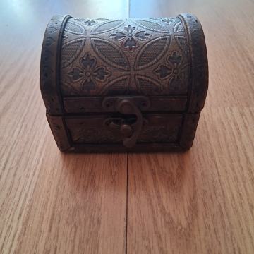 Lesena škatlica za nakit ,prstane,verižice.itd...