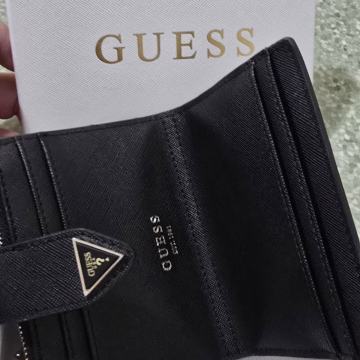 Prodam denarnico guess na kartice ter drobiž