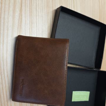Prodam novo moško denarnico, usnjeno, veliko prostora za kartice