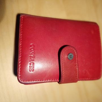Rdeča usnjena denarnica z veliko predali za samo 3 evre