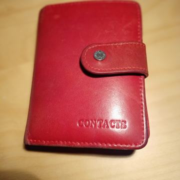Rdeča usnjena denarnica z veliko predali za samo 5 evrov