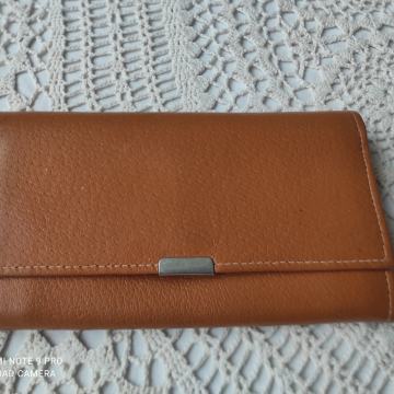 Usnjena ženska denarnica z več prekati in drobižnico