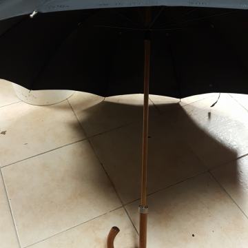 črn moški dežnik z lesenim ročajem