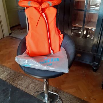 Neuporabljen rešilni jopič ugodno prodam