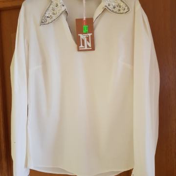 NOVA SVEČANA BELA BLUZA Z BISERČKI IN ETIKETO MPC 39,90€