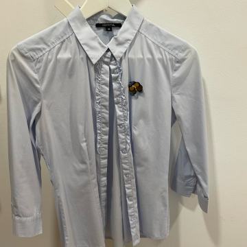 Comma  modra bluzica s 3/4 rokavi in pripadajočo broško (36)