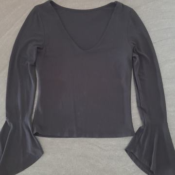 Crna bluza z volani na rokavu st. S