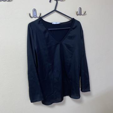 Črna satenasta bluza S