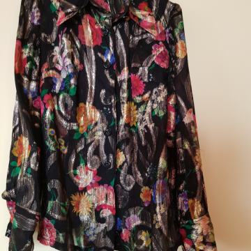 ČRNO CVETLIČNA SVETLEČA SVEČANA BLUZA 40/42