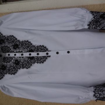SVEČANA  BELA BLUZA S ČIPKO 38/40