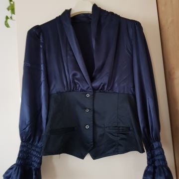NOVA MODRA SATENASTA BLUZA Z ETIKETO M