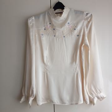 NILANI VINTAGE  BELA SATENASTA BLUZA Z VEZENINO 38/40