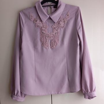 ROZA ELEGANTNA BLUZA S ČIPKO IN PERLICAMI 42/44