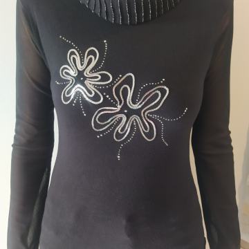 Črna majica s srebrnim motivom