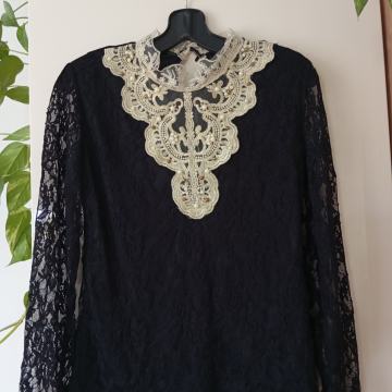 ČRNA SVEČANA ČIPKASTA MAJČKA S PERLAMI 40