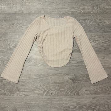 Elegantna beige majica z dolgimi zvonastimi rokavi