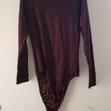 LISCA RJAV ČIPKAST BODY 42