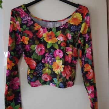 NOV CVETLIČNI CROP TOP M