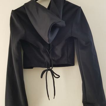 SHEIN ČRN CROP TOP S KAPUCO  XS
