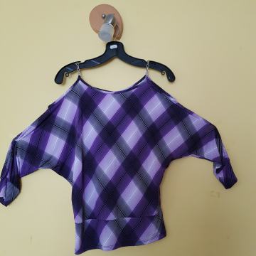 NOVA VIJOLA KARO MAJČKA Z ODPRTIMI RAMAMI S/M