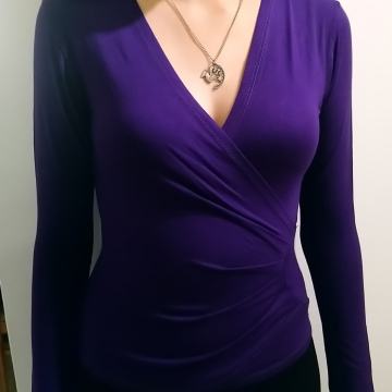 Vijola in rdeča majica