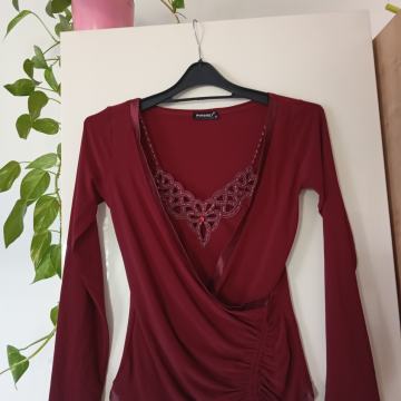 WOMANLY NOVA  RDEČA SVEČANA MAJČKA 2 V 1 S