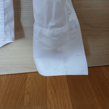 Bela srajca za manšetne gumbe