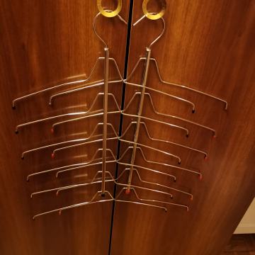 Kovinski obešalnik za srajce