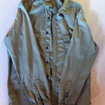 Prodam vojaško zeleno srajco velikosti M