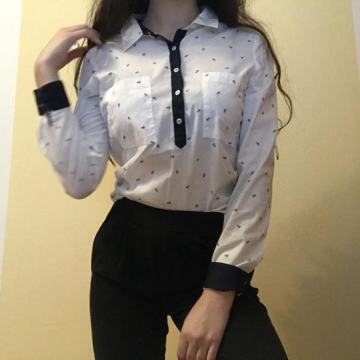 Zarina bela srajca s temno modrimi detajli Xs
