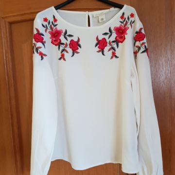 NOVA BELA TUNIKA Z CVETLIČNO VEZENINO 40/42