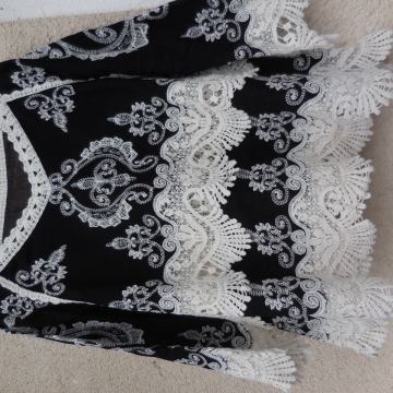 ČIPKASTA , VEZENA ČRNO BELA MAJČKA - NOVA  L