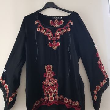 NOVA ČRNA TUNIKA Z VEZENINO M/L