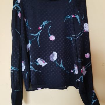 OBJEKT ČNA VISKOZNA TUNIKA Z VRTNICAMI 34/36