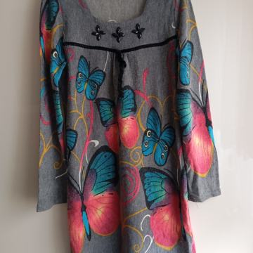 SIVA DOLGA PLETENA TUNIKA Z METULJI 38/40