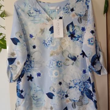 NOVA VISKOZNA MODRO CVETLIČNA TUNIKA Z ETIKETO S/M