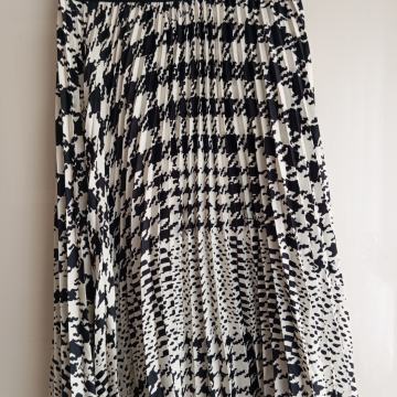 ČRNO BELO PEPITA PLISE KRILO 40/42