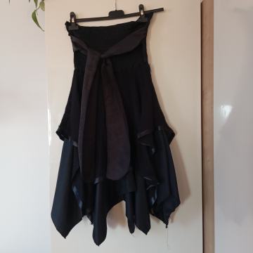 ČRNO DELNO PLETENO ASIMETRIČNO SVEČANO KRILO 38/40