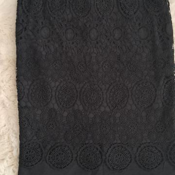 Črno dvoplastno krilo s čipko, vel. 36