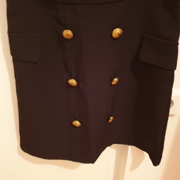 Novo kratko črno krilo