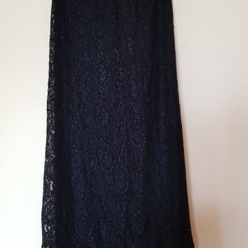 DOLGO ČRNO ČIPKASTO SVEČANO KRILO 39/40