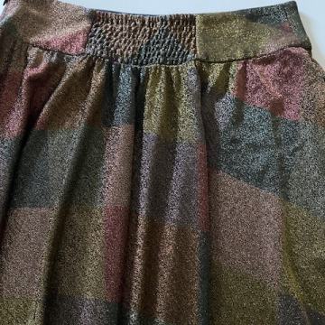 elegantno žensko krilo, primerno za različne priložnosti