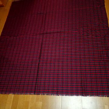 Kvalitetno modno karirasto blago velikosti 140 x 140 cm