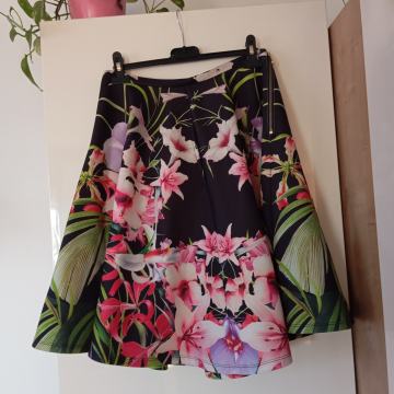 TED BAKER NOVO ČRNO CVETLIČNO KRILO  36