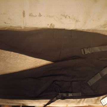 Črne kargo (cargo) hlače (nove, nenošene)